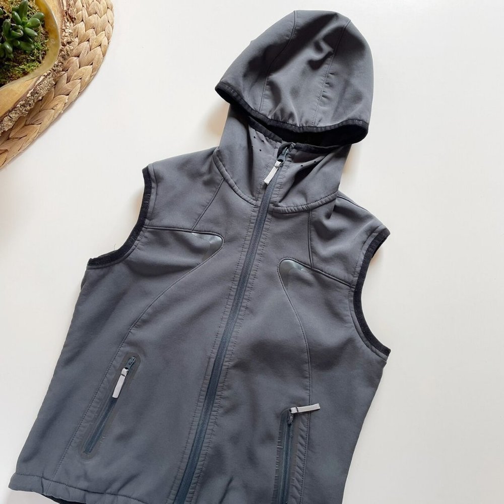 • Salewa Outdoor Hooded  Tech Vest • 8/9